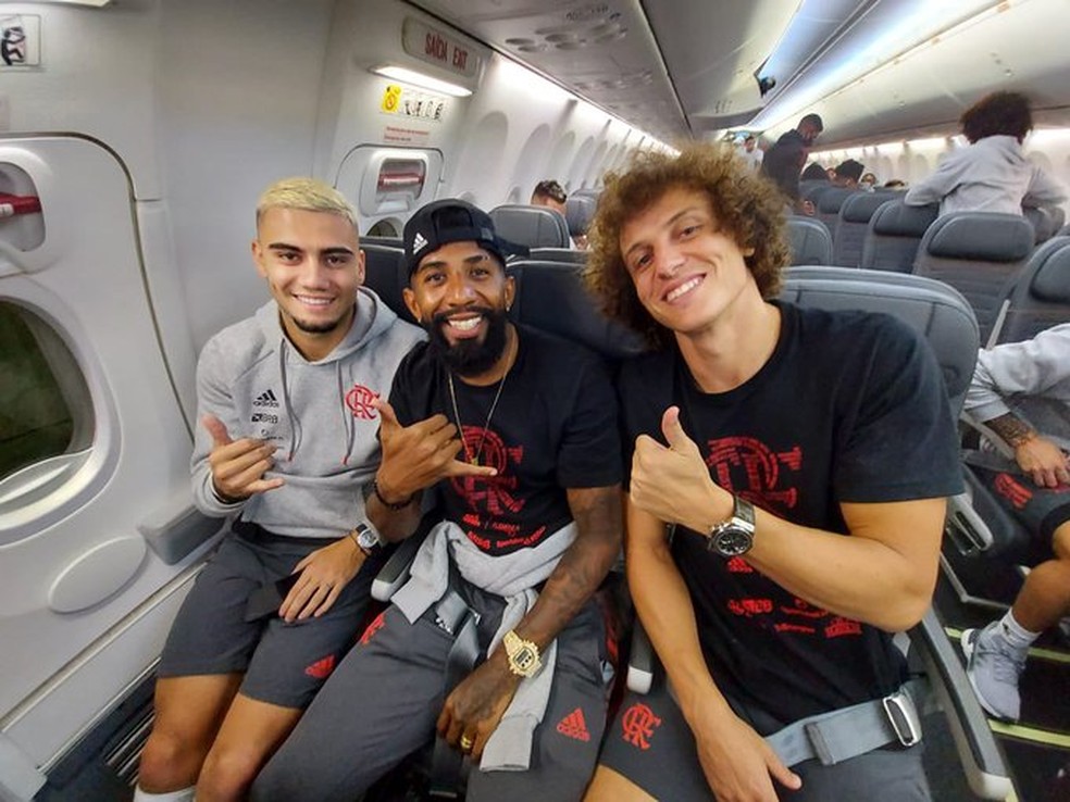 Andreas Pereira, Rodinei e David Luiz durante o voo para Porto Alegre — Foto: Alexandre Vidal / CRF