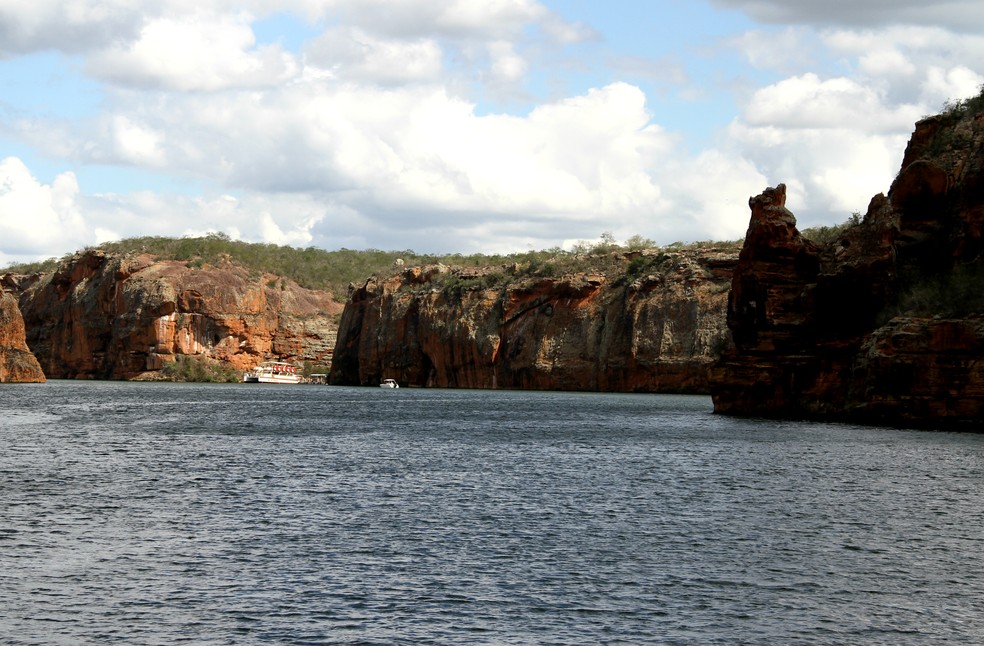 Catamarãs que navegam com turistas pelos cânions do São Francisco costumam chegar próximo de paredões de pedra — Foto: Waldson Costa/G1