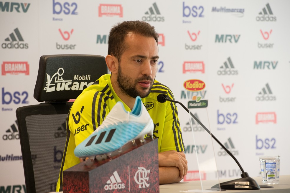Everton Ribeiro conversou com os jornalistas nesta sexta-feira no Ninho — Foto: Alexandre Vidal/Flamengo