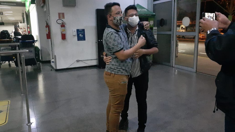 Surpresa para reencontro de irmãos gêmeos nascidos no Ceará ocorreu no aeroporto de Uberlândia — Foto:  Carol Polato/Arquivo pessoal
