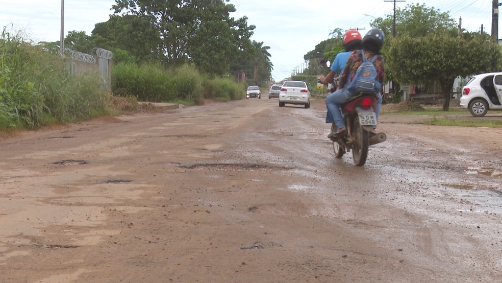Veículos circulam por estrada que liga ao aeroporto de Ji-Paraná — Foto: Daniel Luciano/Rede Amazônica