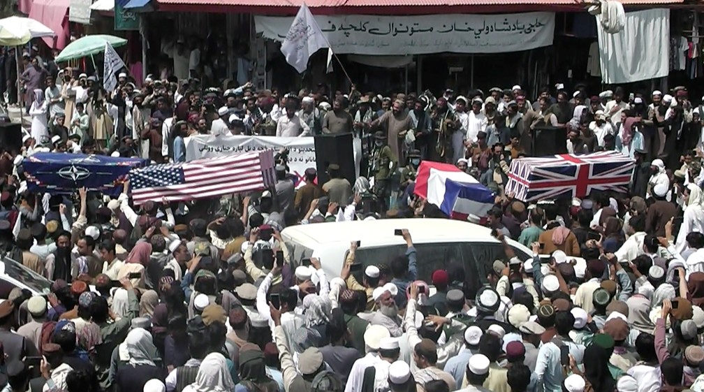 Manifestantes do Talibã fazem 'enterro' simbólico de bandeiras estrangeiras em Khost, no Afeganistão, em 31 de agosto de 2021 — Foto: ZHMAN TV/Reuters