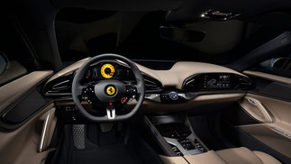 A fabricante italiana divulgou imagens internas do veículo — Foto:Divulgação/Ferrari