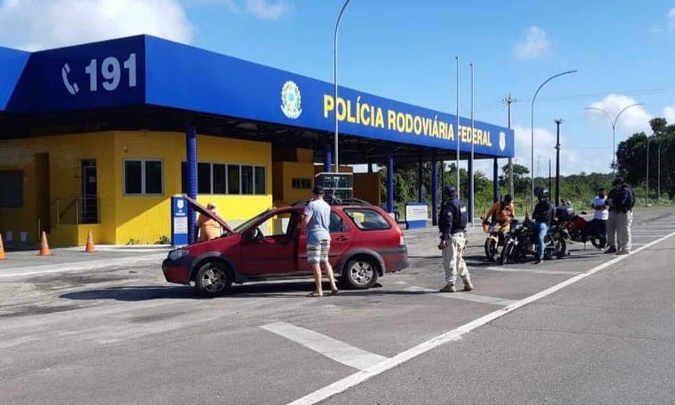 Homem foi preso com dinheiro vivo e material de campanha de candidato no sertão da Paraíba — Foto: Arquivo/PRF/Divulgação