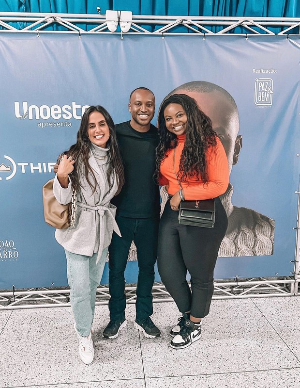 Carol Peixinho posa com Thiaguinho e a cunhada ao conhecer cidade do cantor (Foto: Reprodução/Instagram)