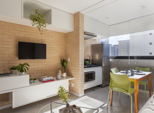Varanda de 7 m² foi incorporada à planta e abriga a cozinha do micro apartamento (Foto: Divulgação/Alessandro Guimarães)