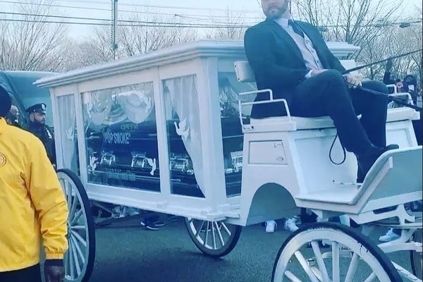 A carruagem com o caixão do rapper Pop Smoke (1999-2020) (Foto: Instagram)
