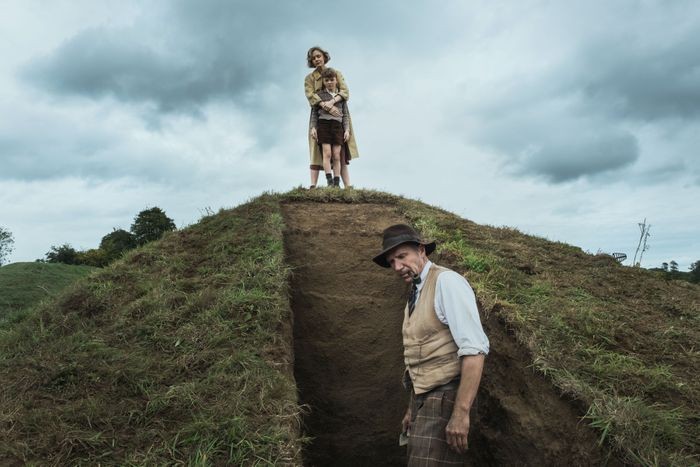 Cena do filme A Escavação com Carey Mulligan e Ralph Fiennes  (Foto: Larry Horricks/Netflix)