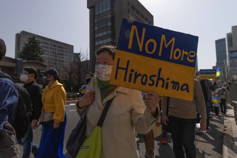 Em Tóquio e em outras partes do Japão, manifestantes protestaram contra Putin e o possível uso de armas nucleares (Foto: Getty Images via BBC News)