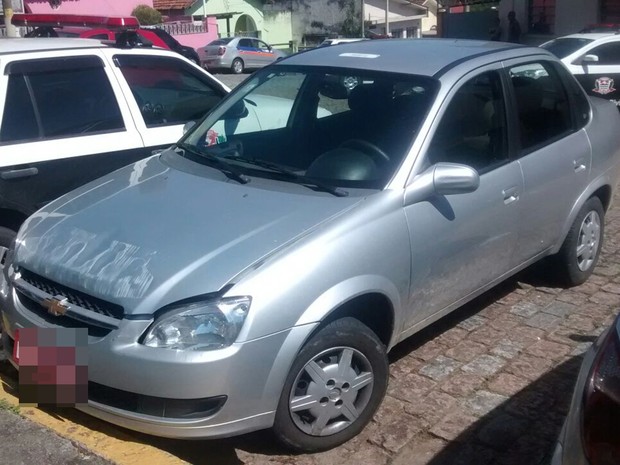 Táxi foi roubado em Mogi na quarta-feira e encontrado na sexta-feira (Foto: Maiara Barbosa/G1)