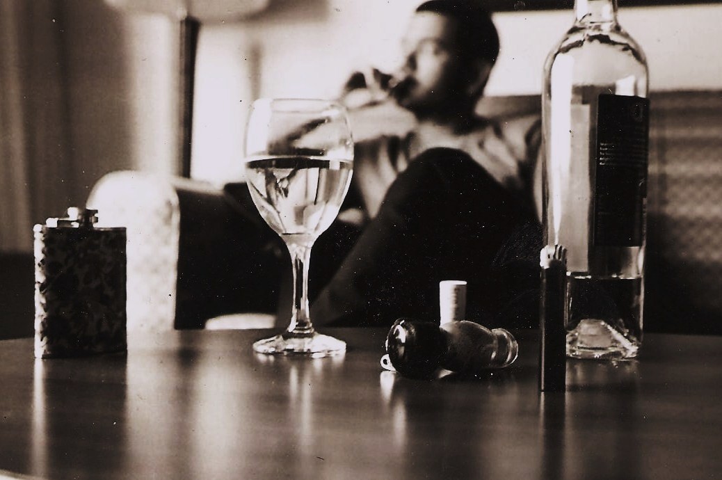 Они просто пьют. Одиночество и алкоголь. Вино одиночества. Алкоголизм чб. Вино и сигареты.