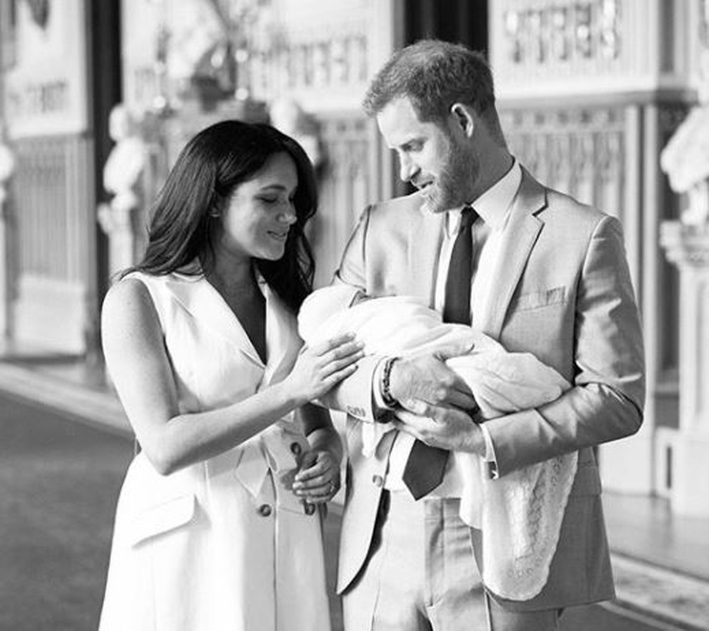 Meghan e Harry apresentam o filho Archie — Foto: Reprodução Instagram