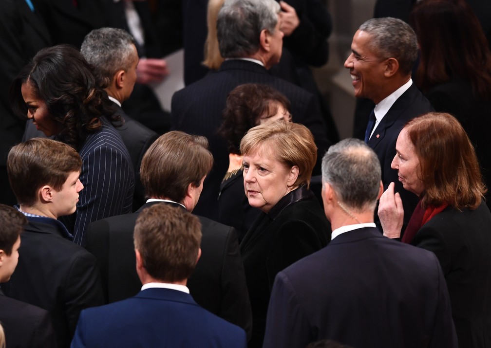 Chanceler alemã Angela Merkel chega para cerimônia de funeral do ex-presidente americano George H. W. Bush nesta quarta-feira (5) na Catedral Nacional em Washington — Foto: Brendan Smialowski / AFP