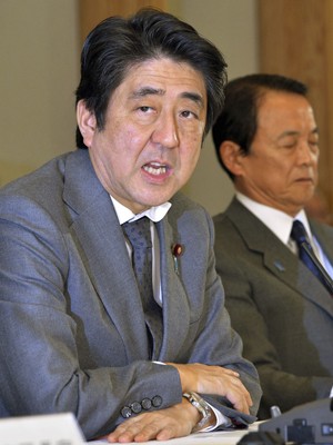 Primeiro ministro japonês, Shinzo Abe, apresenta novas medidas nesta quinta-feira (5) (Foto: Reuters)