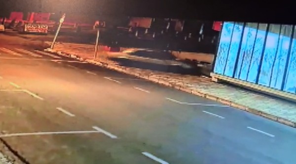 Carro invade loja durante perseguição policial em Batatais, SP — Foto: Reprodução/EPTV