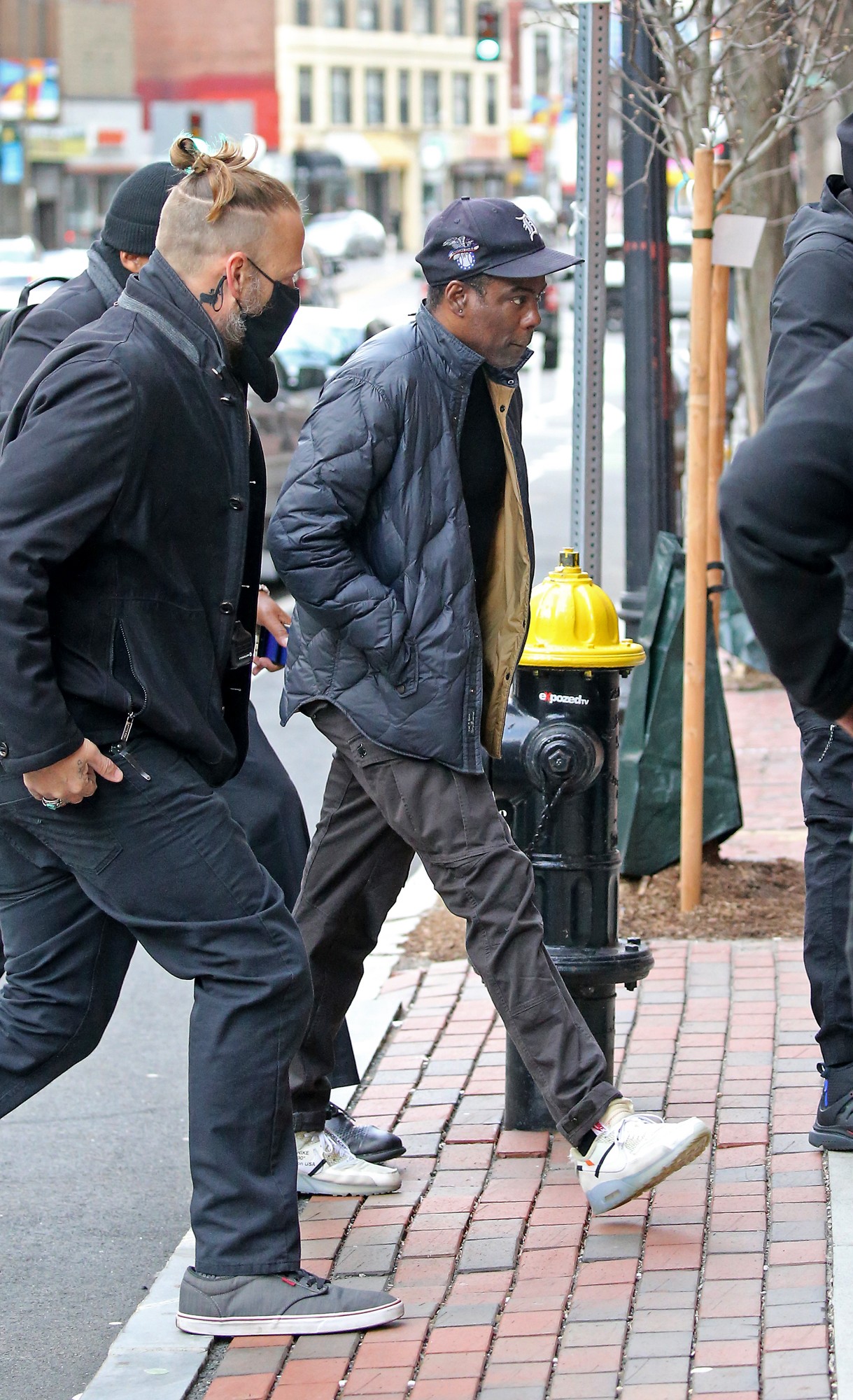 Chris Rock chegando no Wilbur Theatre em Boston (Foto: MediaNews Group via Getty Images)