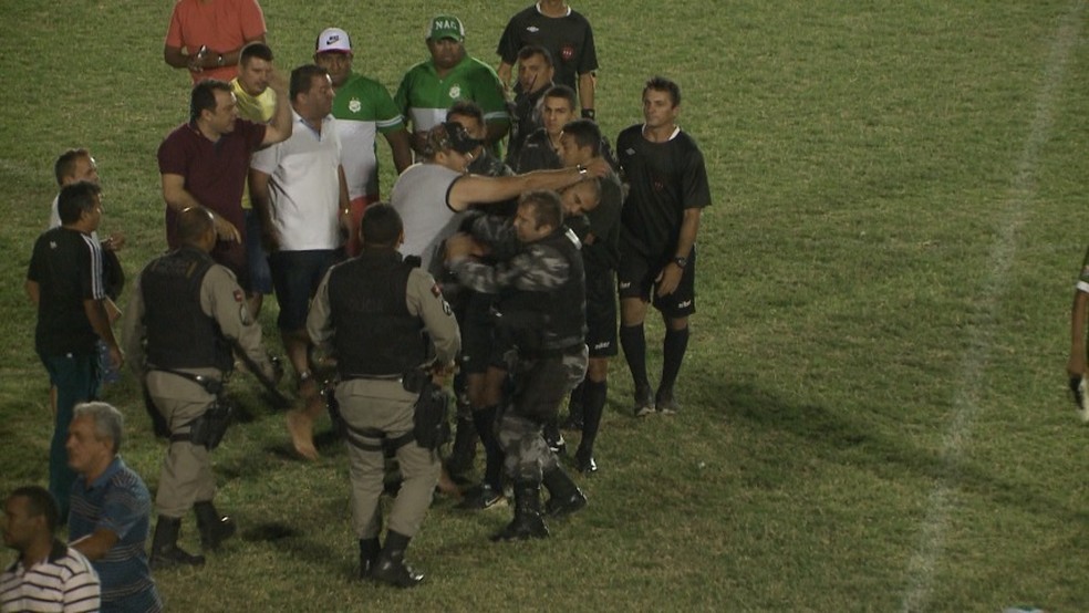 AgressÃµes chegaram inclusive aos polÃ­ciais da partida  (Foto: ReproduÃ§Ã£o / TV ParaÃ­ba)