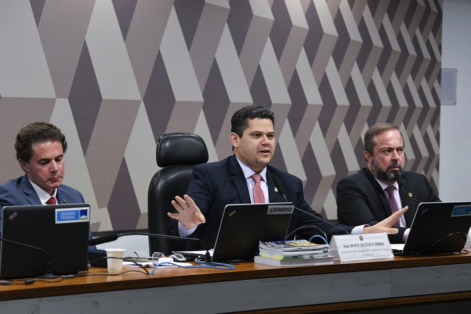 Presidente da CCJ, senador Davi Alcolumbre (centro) em sessão de análise da PEC da Transição
