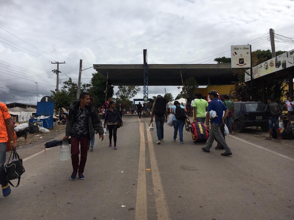 Venezuelanos entram no Brasil pela cidade de Pacaraima — Foto: Emily Costa/G1 RR