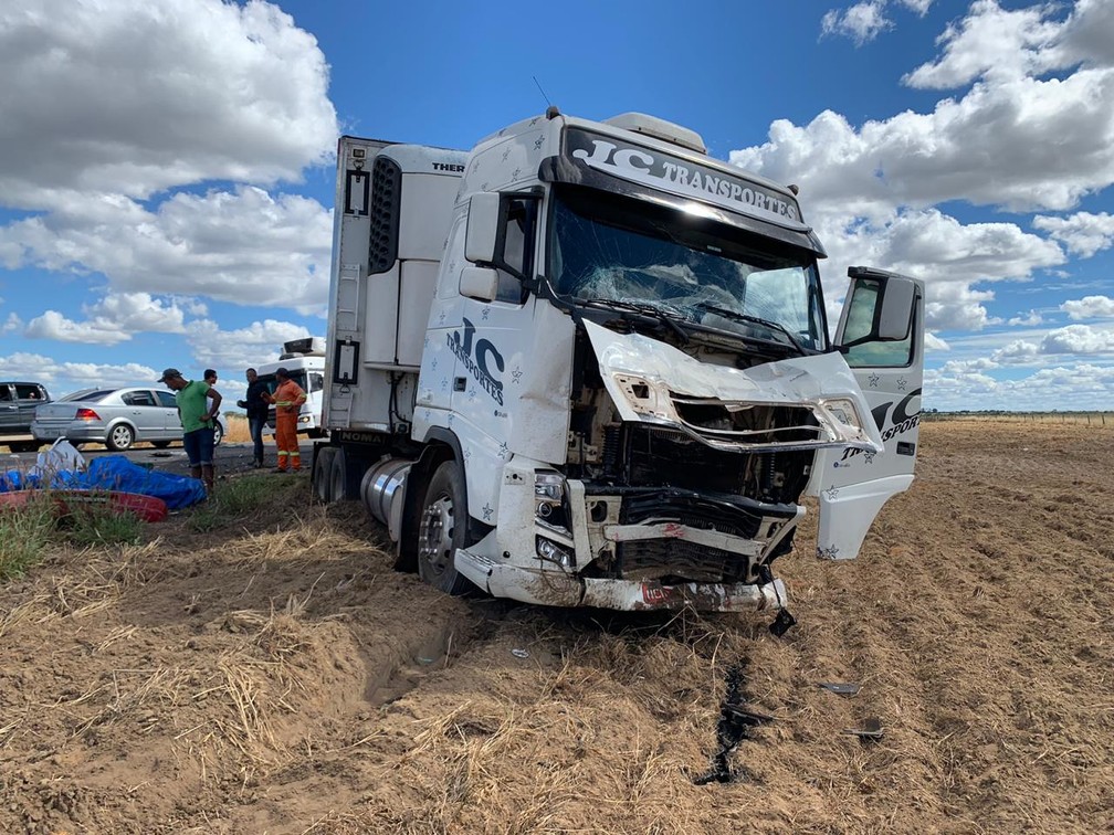 Acidente entre carro e carreta deixa uma pessoa morta na BR-242, oeste da Bahia — Foto: Edivaldo Braga/Blogbraga