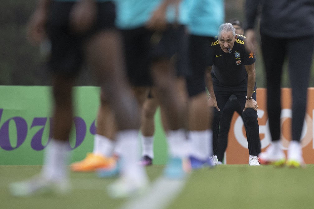 Técnico Tite observa jogadores em treino da Seleção — Foto: Lucas Figueiredo / CBF