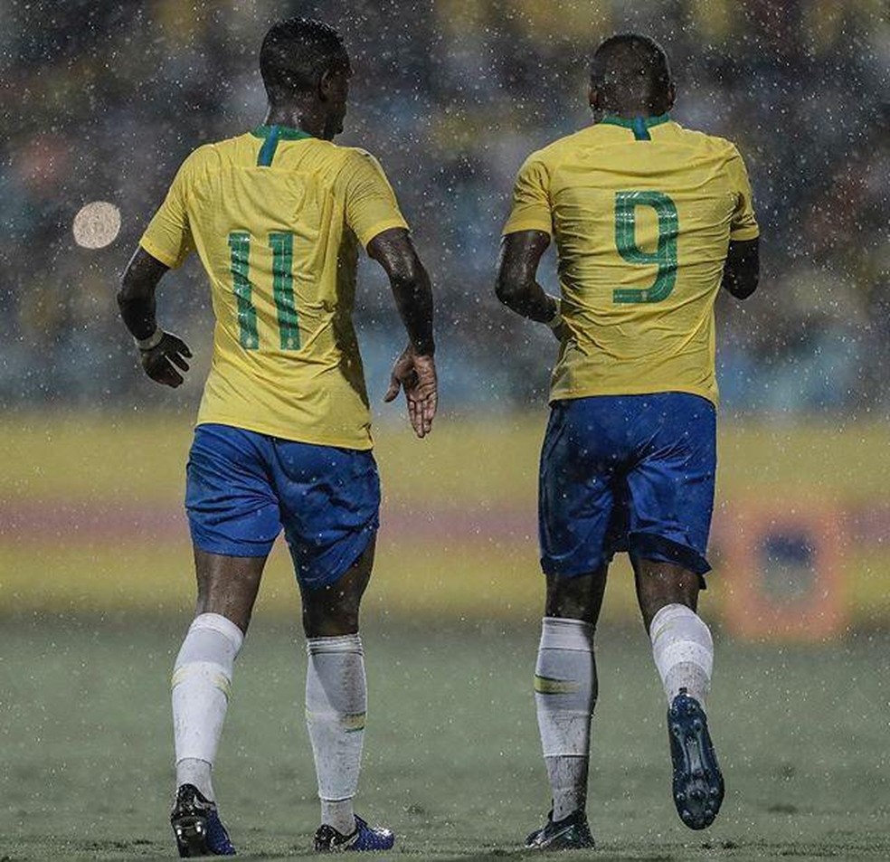 Vinicius Junior e Lincoln com a camisa da seleção brasileira — Foto: Reprodução / Instagram