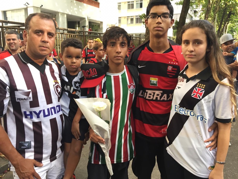 Torcedores de Botafogo, Fluminense, Flamengo e Vasco no abra&ccedil;o &agrave; G&aacute;vea no &uacute;ltimo s&aacute;bado &mdash; Foto: Andr&eacute; Dur&atilde;o / GloboEsporte.com