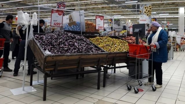 Os preços de diversos alimentos estão subindo na Rússia, como reflexo de sanções internacionais (Foto: EPA)