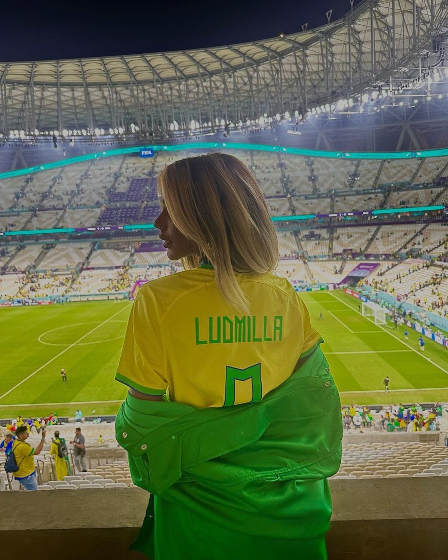 Brunna Gonçalves veste camisa do Brasil com nome de Ludmilla no Lusail Stadium