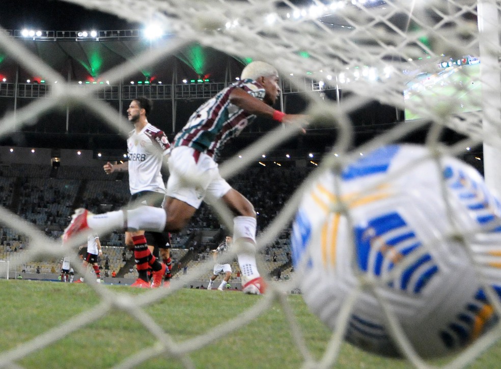 John Kennedy marca o primeiro gol do Fluminense contra o Flamengo � Foto: Andr� Dur�o