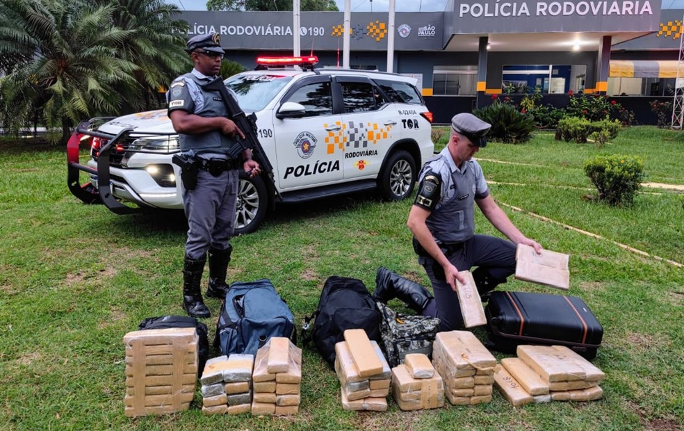 Três pessoas foram presas depois que polícia encontrou tijolos de maconha em Guararapes (SP) — Foto: Polícia Militar Rodoviária/Divulgação