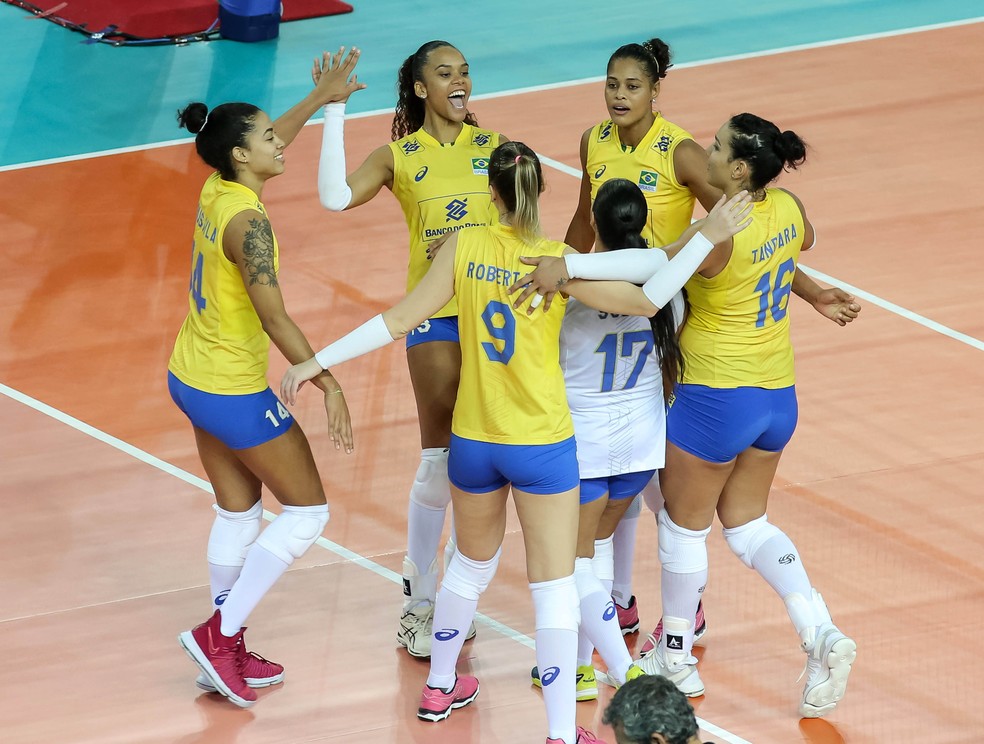 Meninas do Brasil festejam ponto contra as russas (Foto: Divulgação / FIVB)