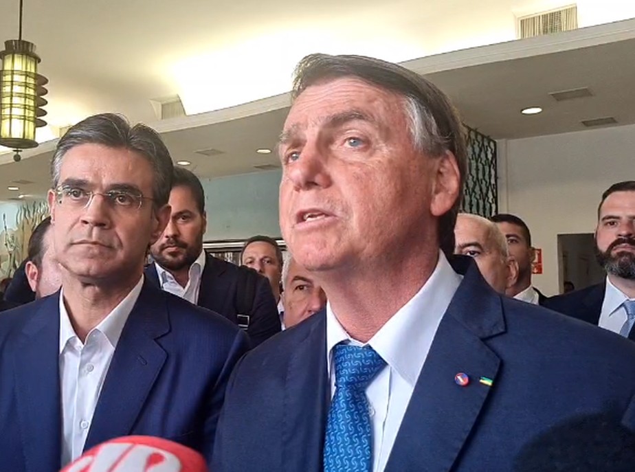 Bolsonaro junto ao governador Rodrigo Garcia durante a viagem desta terça a São Paulo