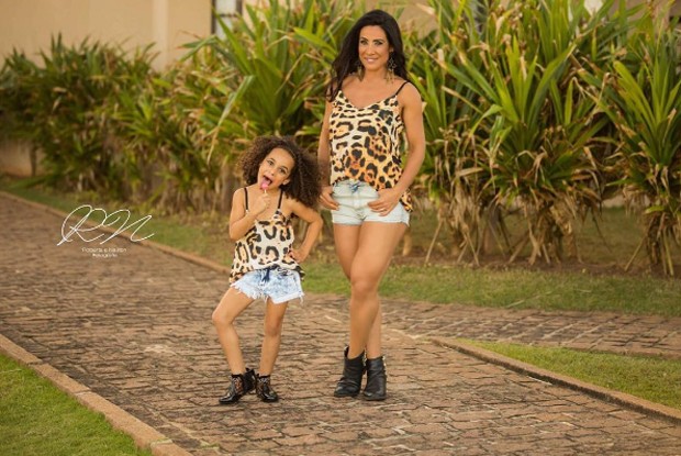 Par de vasos! Scheila Carvalho e filha estrelam campanha com looks ...