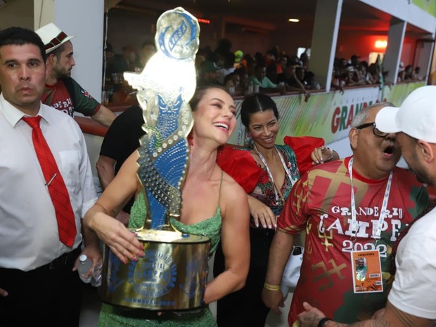 Paolla Oliveira comemora vitória da Grande Rio na quadra da escola (Foto: Daniel Pinheiro/AgNews)
