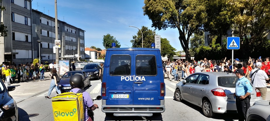 Bolsonaristas de um lado e petistas do outro, com polícia no meio, na eleição no Porto