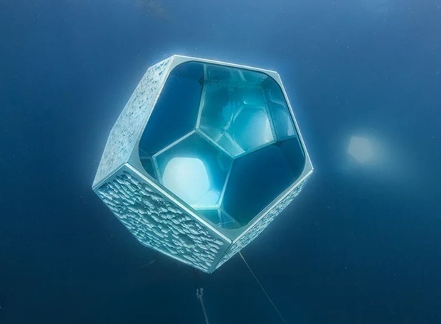 As superfícies espelhadas permitem com que o mergulhador observe o ambiente de vários ângulos (Foto: Parley For The Oceans e MOCA/ Reprodução)