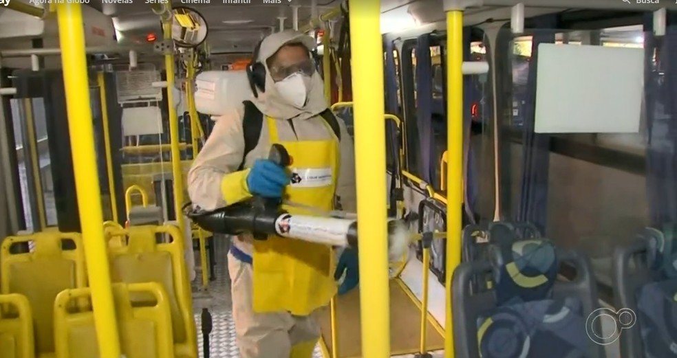 Funcion&aacute;rio passa n&eacute;voa com produto para combater o coronav&iacute;rus em Rio Preto &mdash; Foto: Reprodu&ccedil;&atilde;o/TV TEM