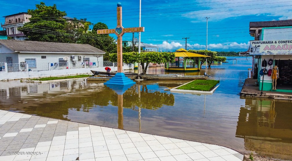 Nível da água atingiu praça da cidade de Nova Olinda do Norte — Foto: COM/PMNON
