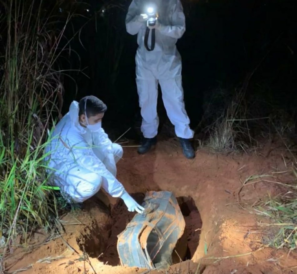 Corpo é encontrado esquartejado dentro de mala enterrada na região do Itapoã, no Distrito Federal  — Foto: PCDF/Divulgação