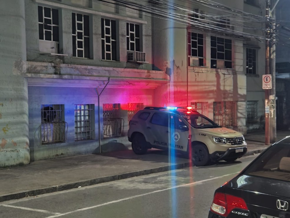 Viatura da Polícia Militar em frente à Maternidade Climério de Oliveira, em Salvador, onde homem foi morto — Foto: Phael Fernandes/TV Bahia