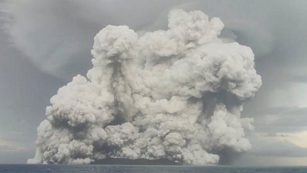 Erupção que ocorreu no vulcão submarino Hunga Tonga-Hunga Ha'apai, em Tonga, no dia 14 de janeiro de 2022 nesta reprodução de um vídeo que circula nas redes sociais — Foto: SERVIÇO GEOLÓGICO DE TONGA/REUTERS