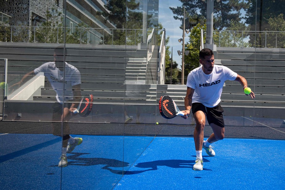 Um atleta joga padel em Roland Garros