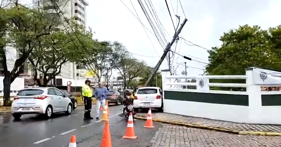 Carro derrubou poste na Avenida Hermes da Fonseca, em Natal — Foto: Inter TV Cabugi