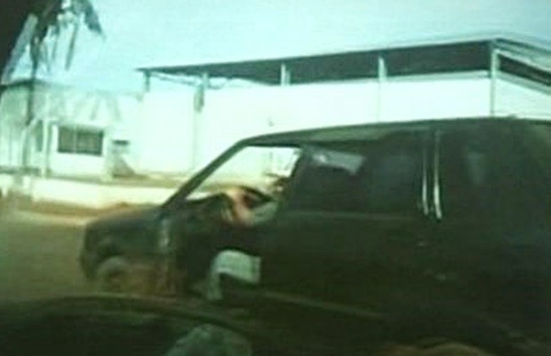 Motorista cometeu duas infrações de trânsito ao mesmo tempo (Foto: Reprodução/TV Anhanguera)