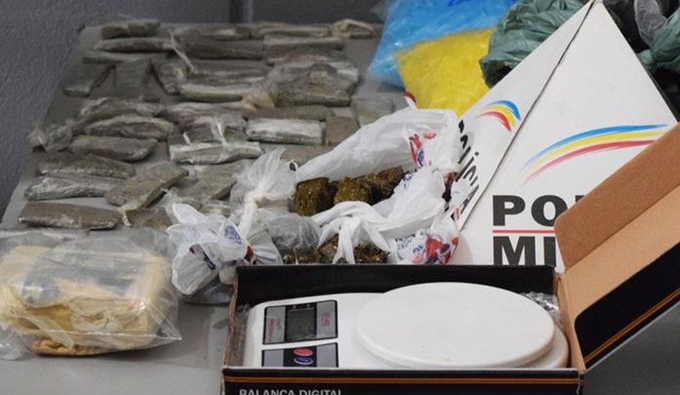 operacao prende trio e apreende drogas armas e municoes em muriae zona da mata g1