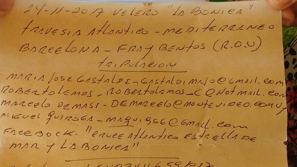 Carta dentro da garrafa continha os contatos de toda a tripulação. (Foto: Gabriel Lourenço / Arquivo Pessoal)