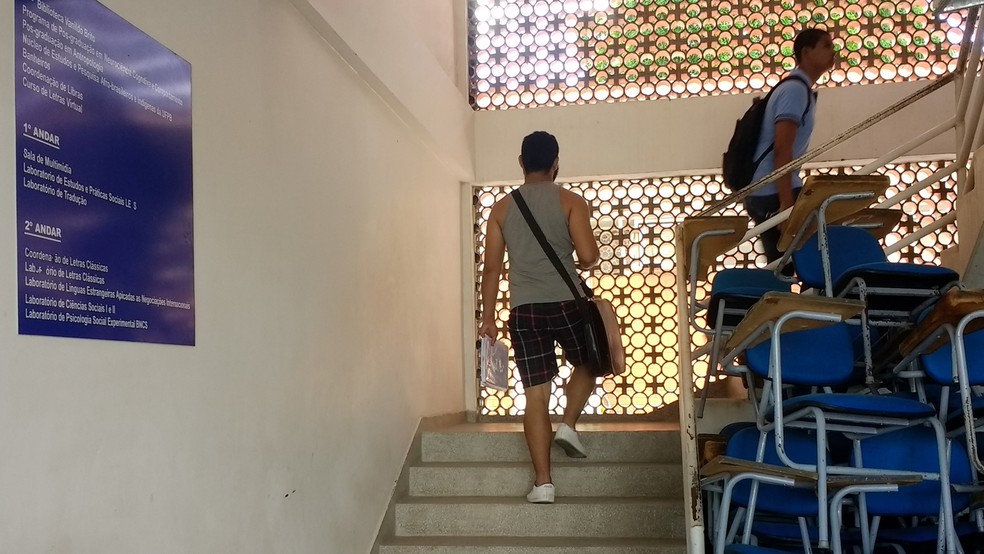 Prédio em que fica o Laboratório de Tradução não tem elevador e é preciso subir escadas para ter acesso (Foto: Krystine Carneiro/G1)