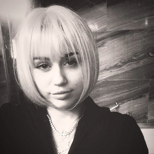EGO - Miley Cyrus testa look chanel: 'Entediada e brincando com perucas' -  notícias de Ego Teen
