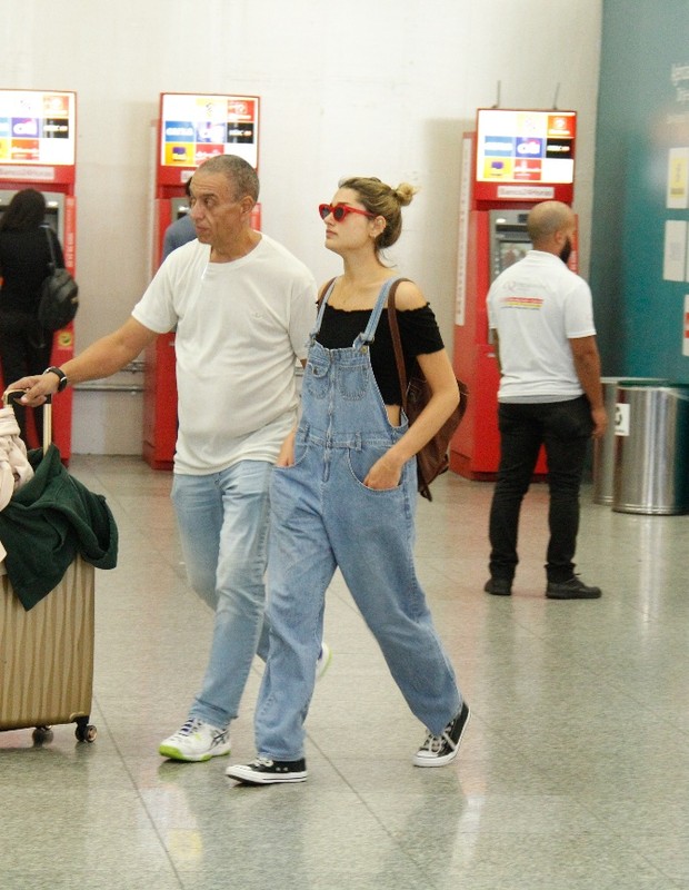 Sasha desembarca no aeroporto do Galeão, após passagem pelo Nordeste